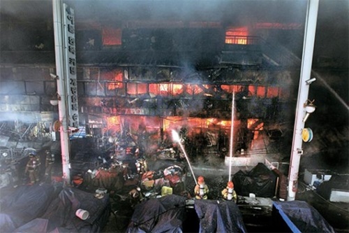 先月３０日、大邸西門市場第４地区の商店街で火災が発生した。消防隊が消火活動を行っている。