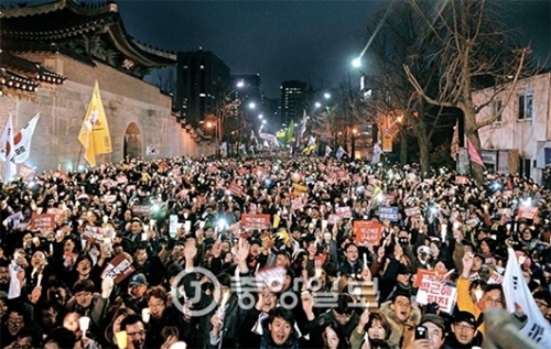 ３日、ソウル光化門で行われた朴槿恵大統領退陣要求集会に参加した市民が青瓦台に向かって行進をしている。