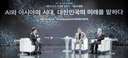 先月３０日、ソウル三成洞ＳＭタウンで開かれた「大韓民国の未来を語る」というフォーラムで、李章雨（イ・ジャンウ）教授の司会で李御寧理事長とイ・スマン総括プロデューサーが対談している。