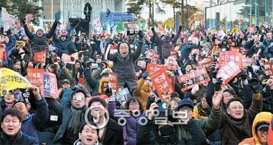 朴大統領の弾劾訴追案が９日午後、国会本会議で可決された。この日、ソウル汝矣島（ヨイド）の国会議事堂前でデモを行っていた市民が歓呼している。