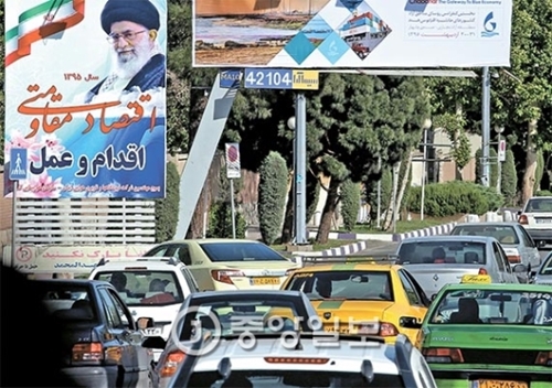 朴槿恵大統領がイランを公式訪問した５月、テヘラン市内に「経済を生かそう」というスローガンが書かれた看板が掲げられている（写真＝中央フォト）