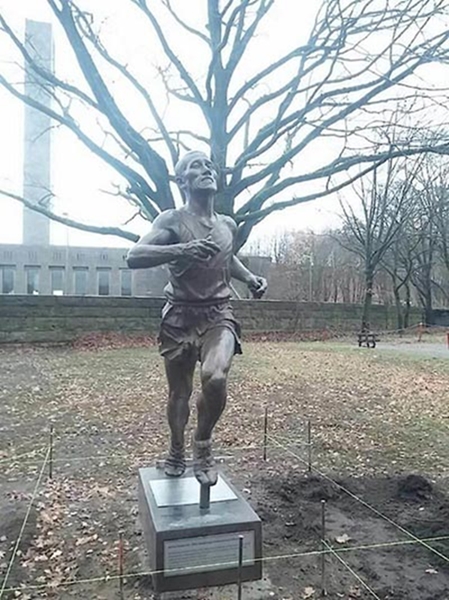 ドイツ・ベルリンのグロッケントゥルム通りに設置されたベルリン五輪マラソン金メダリスト孫基禎の銅像。