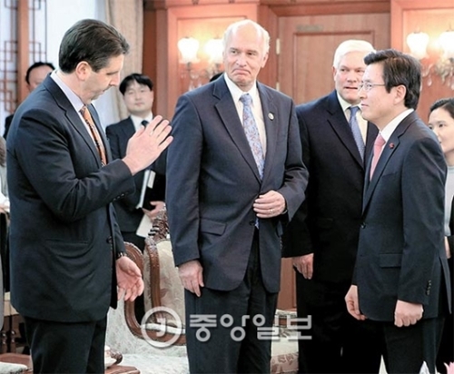 １９日、米国下院議員代表団と面会している黄教安・大統領権限代行（右）。左側からマーク・リッパート駐韓米国大使、ウィリアム・キーティング議員、ピート・セッションズ下院規則委員長。