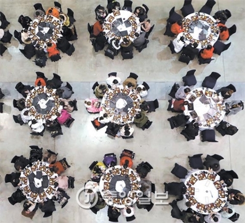 ２１日、釜山海雲台ＢＥＸＣＯで中国ＴＨＥ　ＷＥＩＮＡ（上海維娜化粧品有限公司）のインセンティブツアー客およそ２０００人が昼食を取っている。