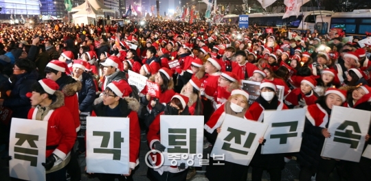 ２４日午後、ソウル・光化門広場で市民が朴槿恵大統領退陣要求第９回汎国民ろうそく集会に参加している。