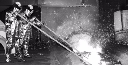 耐熱服を着た現代製鉄の職員が高炉から出る銑鉄が流れるよう誘導している。（写真＝現代製鉄提供）