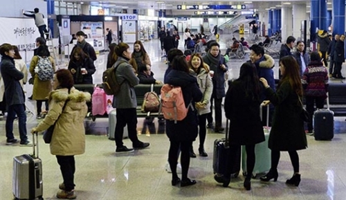 ２２日午前の清州国際空港国際線待合室は乗客らで混雑していた。