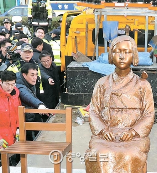 釜山東区庁関係者らが今月２８日、市民団体が日本領事館前に設置した「平和の少女像」を不法占拠したとして撤去し、トラックに載せている。