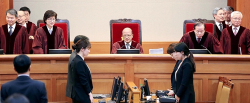 ３日、ソウル鍾路区憲法裁判所で朴槿恵大統領弾劾審判事件の第１回弁論期日が開かれたが、朴大統領本人は欠席した。