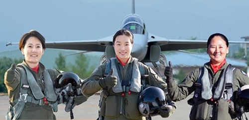 韓国空軍史上初の女性戦闘飛行隊長になったパク・ジウォン少領、パク・ジヨン少領、ハ・ジョンミ少領（左から）。部隊がお互い離れているため写真を合成した。（写真＝空軍）