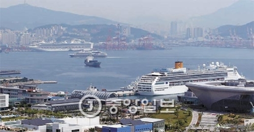 釜山に港寄予定だったクルーズ船のキャンセルが相次いでいる。写真はクルーズ３隻が釜山港に入港している様子（写真＝中央フォト）