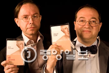 仏鑑定会社「ルミエールテクノロジー」のジャン＝ペニコーＣＥＯ（左）とパスカル・コット（Ｐａｓｃａｌ　Ｃｏｔｔｅ）最高技術責任者（ＣＴＯ）（右）