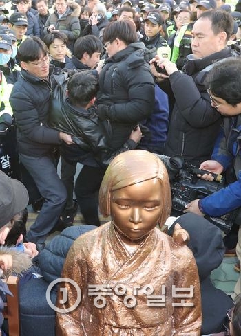 釜山（プサン）の日本総領事館前に設置された旧日本軍慰安婦少女像