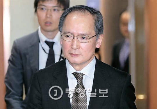 長嶺安政駐韓日本大使が６日午後、尹炳世（ユン・ビョンセ）長官と会った後、外交部庁舎から出てきている。