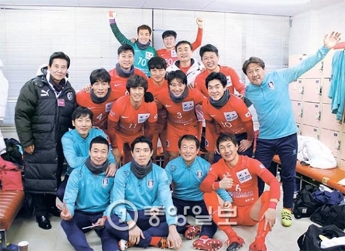８日の韓日サッカーレジェンドマッチを控え、ロッカールームで勝利を誓った韓国選手団。