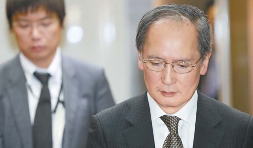 ６日、外交部に呼ばれた長嶺安政駐韓日本大使が尹炳世外交部長官と面談した後、硬い表情で外交部庁舎から出ている。