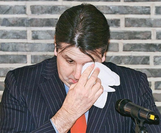 リッパート駐韓米国大使が１３日、大使官邸で告別記者会見をし、涙を流している。（写真＝共同取材団）