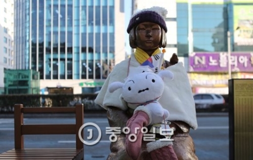 １１日、釜山東区日本総領事館前の釜山（プサン）「平和の少女像」。