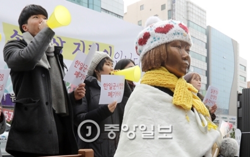１８日、釜山東区にある日本総領事館の平和の少女像の前で「釜山大学生ギェレハナ少女像チキミ団」が記者会見を行った。