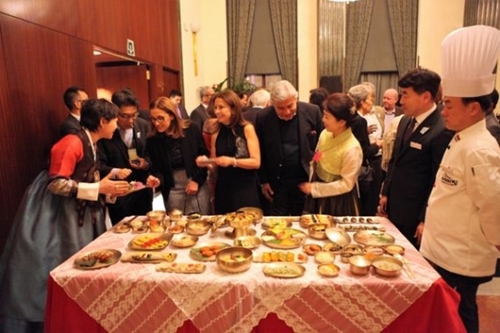 今月２０日、スペイン・マドリードのＦＩＴＵＲ国際観光見本市の晩餐会場で、参加者が安東宗家料理を味わっている（写真提供＝礼味亭）