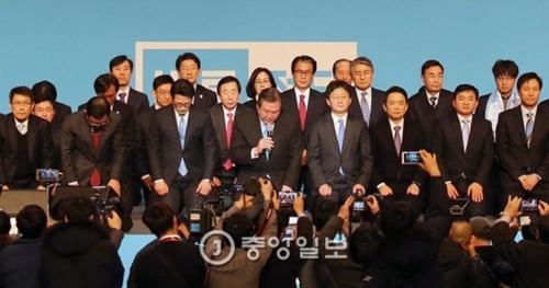 ２４日、ソウル芳夷洞オリンピックホールで韓国の新党「正しい政党」中央党創党大会が開かれた。党指導部のメンバーがひざまずいて国民に向けて謝罪をしている。