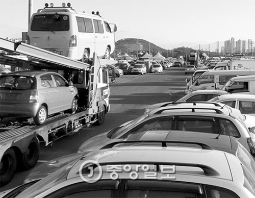 仁川市松島の中古車輸出売買団地は輸出の８０％を占めるが零細性を免れずにいる。自動車無断解体、ナンバープレート不正使用、無許可斡旋など、違法・脱法行為が頻繁だ。昨年７月に事務用コンテナ３００個が撤去されてからは露地で営業している。