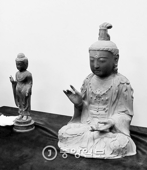 ２６日に大田地裁が所有権を浮石寺に認める判決を出した観世音菩薩坐像（右）。左は昨年７月に返還された銅像如来立像。（写真＝中央フォト）