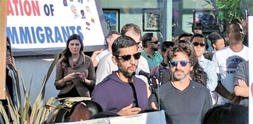 グーグルのスンダル・ピチャイＣＥＯ（中央）がグーグル本社でトランプ大統領の反移民政策に反論している。（写真＝ツイッター）