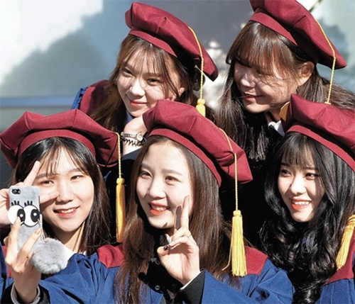 ２日、大田の儒城女子高等学校で卒業式が行われ、アカデミックガウンと帽子に身を包んだ生徒たちが記念写真を撮っている。