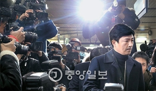 ６日、ソウル中央地裁に証人として法廷入りしているコ・ヨンテ前ダブルＫ理事。