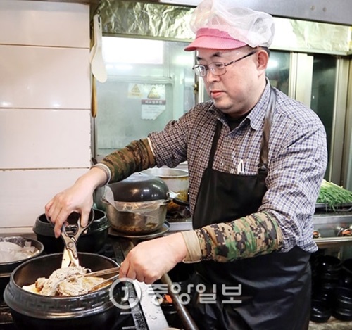 開城工業団地の閉鎖で事業体を失ったコ・ジェグォンさんが鴨料理店の厨房で働いている。