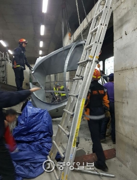 釜山都市鉄道１号線堂里駅近隣の地下線路で釜山交通公社の職員が落ちた換気扇を撤去している。