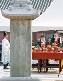 北関大捷碑の歓送告由祭が２００６年２月２０日、ソウル景福宮（キョンボックン）内にある国立古宮博物館の庭で開かれ、参席者が伝統祭礼服を着て北朝鮮に移送される北関大捷碑に向かって祭礼を行っている。