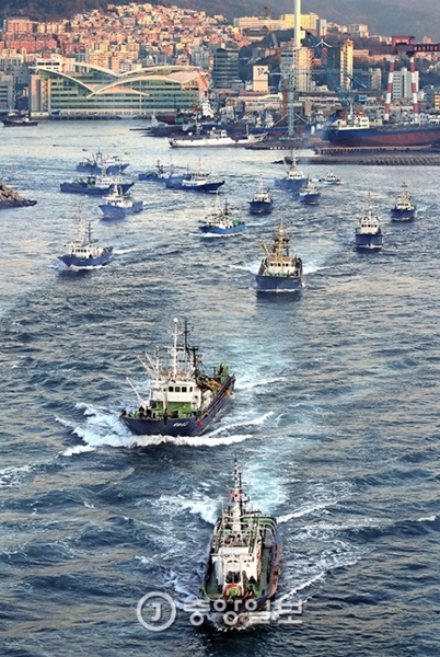 １５日、南海排他的経済水域における海砂採取の延長に反対する漁民が、国土交通部に対して抗議するプラカードを掲げて操業に出た。