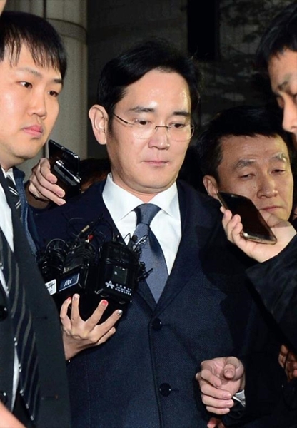 李在鎔（イ・ジェヨン）サムスン電子副会長が１６日、ソウル地裁で令状実質審査を終え、裁判所の庁舎を出ている。