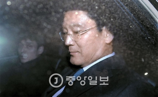 李在鎔（イ・ジェヨン）サムスン電子副会長が１６日午後、令状実質審査を終えて拘置所へ向かう車に乗っている。
