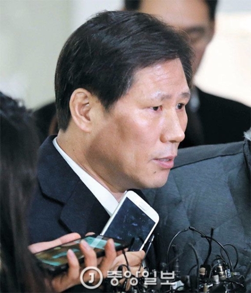 ２０日、ソウル江南区にある特検事務所に出頭したアン・ボングン前青瓦台国政広報秘書官。