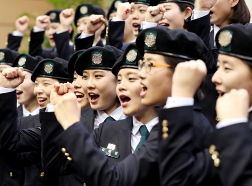 ２１日、ソウル大ヒョン洞梨花女子大ＬＧコンベンションホールで同校の学生軍事教育団入団式が開かれた。
