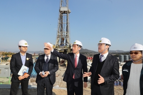 イ・ガンドク浦項市長（右から２番目）が１４日、興海邑の地熱発電所現場を見ている。（写真＝浦項市）