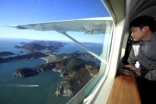 今月２日、全羅南道霊岩のシンハンエアの飛行場から離陸した軽飛行機から眺めた南島の多島海の風景。