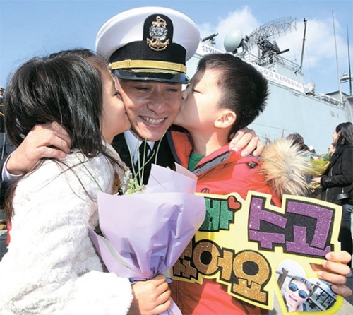 ２７日、慶尚南道昌原市の海軍鎮海基地司令部で清海部隊第２２陣の駆逐艦「文武大王」の帰国歓迎式が開かれ、ソン・ソンミン上士が子供と再会して笑顔を見せている。