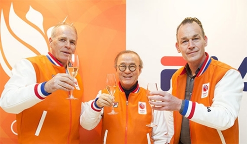 フィラコリアのユン・ユンス会長（中央）会長とオランダ関係者が協約式後に乾杯している。（写真＝フィラコリア）