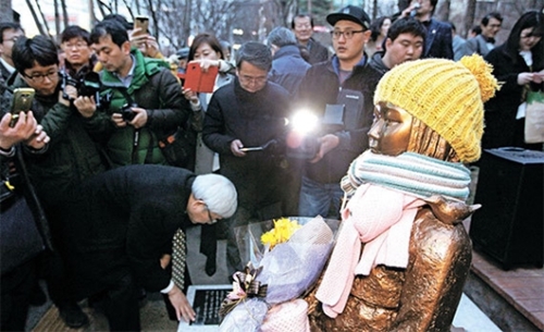 １日、大邱市中区の２．２８記念中央公園前で開かれた「平和の少女像」除幕式の様子。