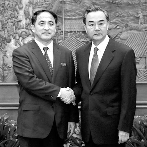 中国の王毅外相（右）が１日、北京で北朝鮮の李吉聖（イ・ギルソン）外務次官に会い、「伝統的な朝中友好関係を確固たるものにする」と両国の協力強化を強調した。（写真＝中国外務省ホームページキャプチャー）