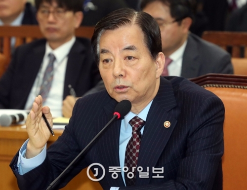韓民求国防部長官が６日、北朝鮮のミサイル発射に関する懸案を報告するために国会国防委員会全体会議に参加した。
