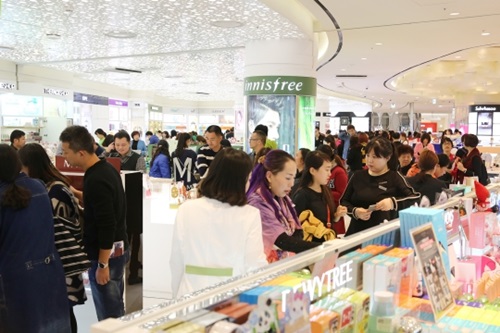 中国観光客が最近、ソウル市内の免税店に押し寄せて化粧品を購入している。（写真＝中央フォト）