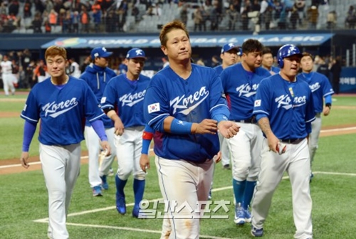 ７日午後、ソウル高尺スカイドームで開かれた２０１７ワールド・ベースボール・クラシック（ＷＢＣ）の韓国対オランダ戦で敗北を喫した韓国選手が、試合後にファンに挨拶をしている。