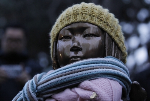 今月１日、大邱市（テグシ）中区の２・２８記念中央公園前の歩道に設置された平和の少女像。
