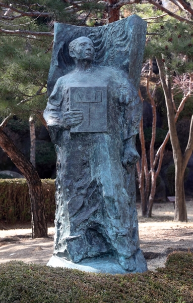「憲法の守護者」彫刻像＝ソウル斎洞の憲法裁判所の庭園に設置された「憲法の守護者」青銅彫刻像。剛直で温和な韓国のソンビ（士人）をモデルに１９９２年に制作された。秤が彫られた法典を持つ姿だ。公正で厳格な法治を象徴する。