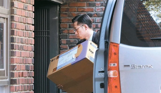 青瓦台の職員が１０日、ソウル三成洞の朴前大統領の私邸に荷物を移している。